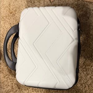 Cosmetic case. Hard side with handles